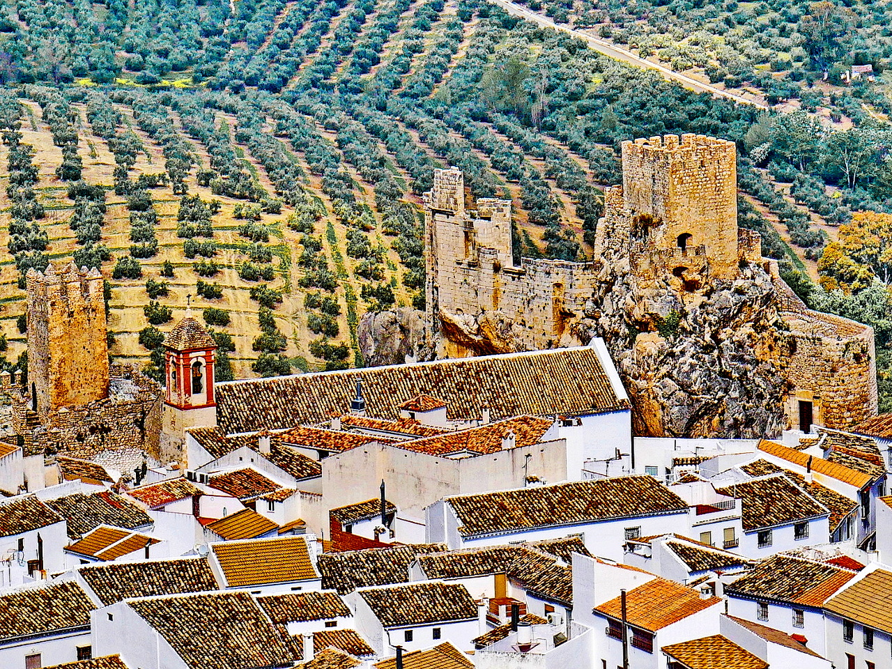 Blick auf die Burg und die Kirche von Zuheros
