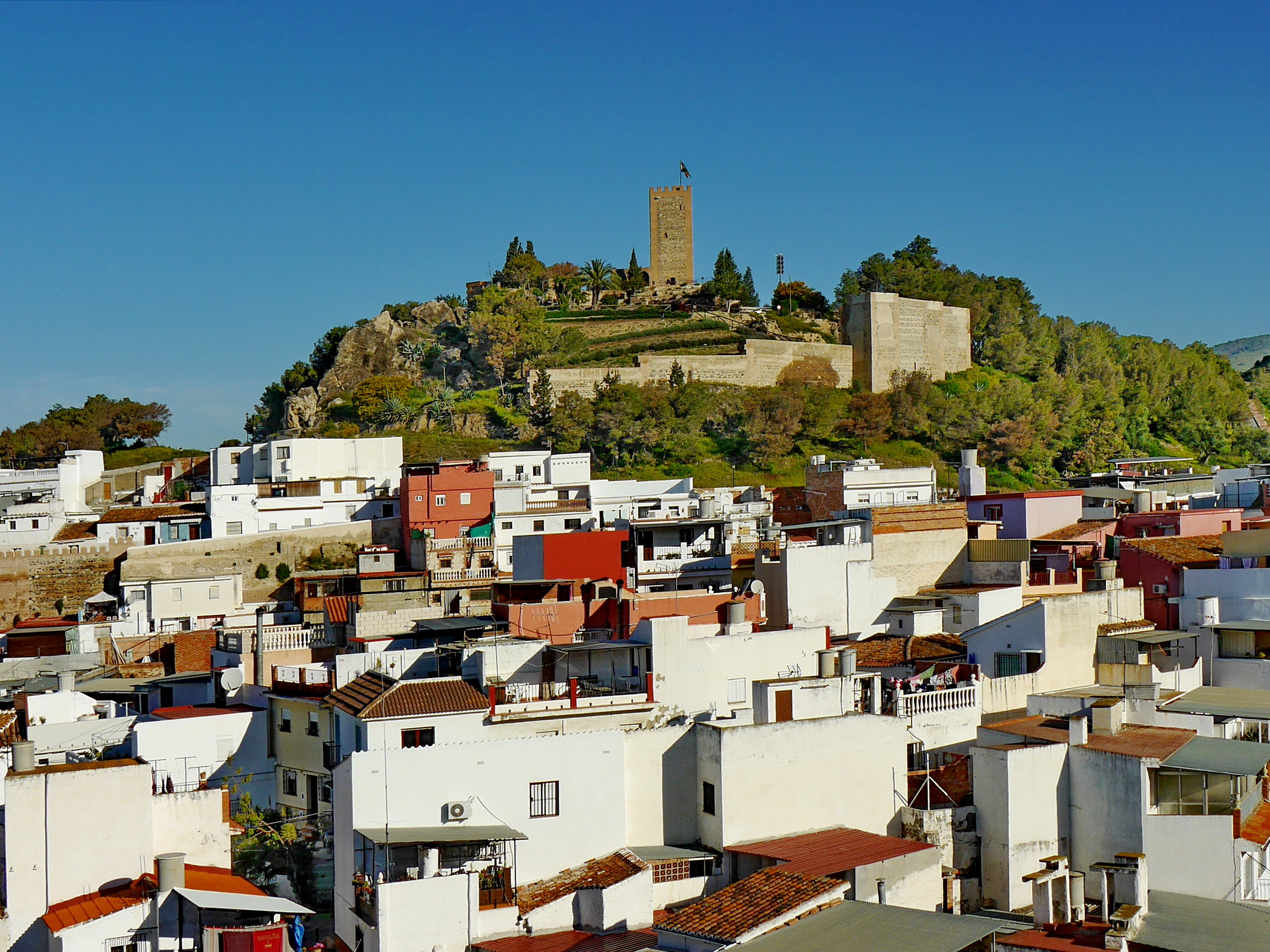 Blick auf die Altstadt und den Burgberg von Vélez-Málaga (Andalusien)