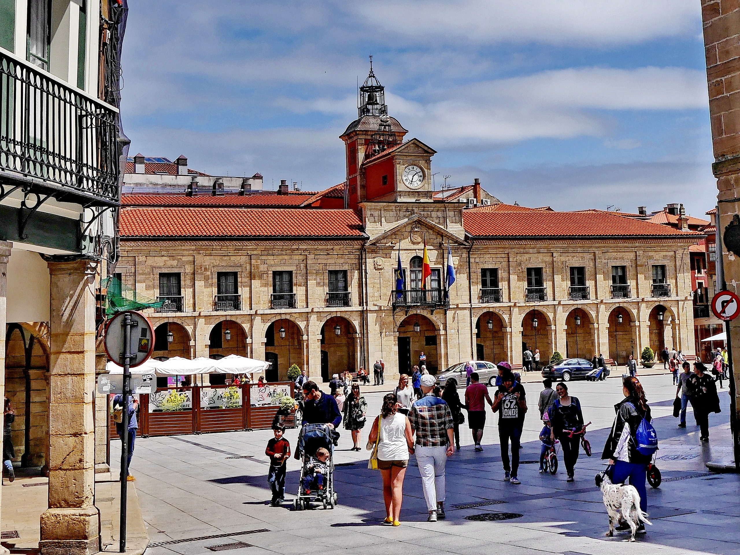 Blick auf den Hauptplatz, die Plaza de España in Avilés