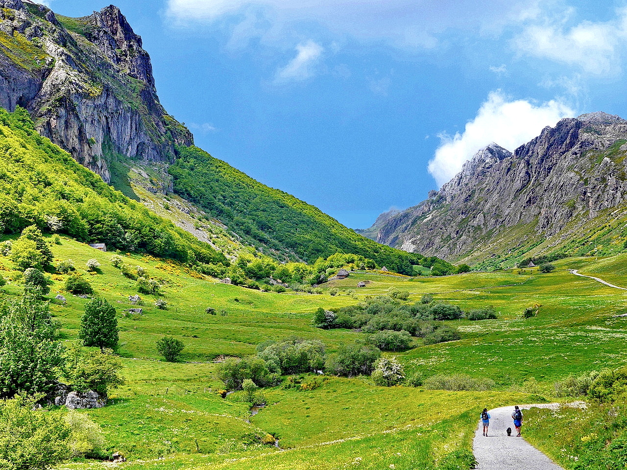 Wandernde durch ein Tal des Naturparks von Somiedo