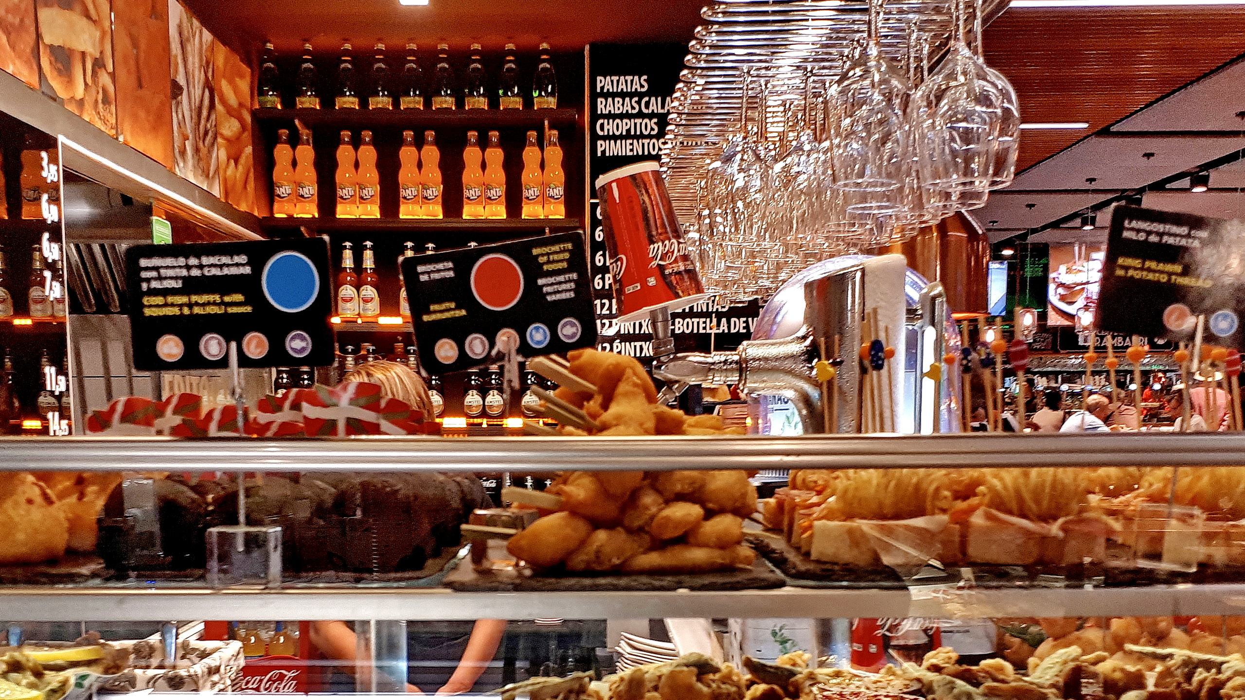 Tapas in einer Bar in der Provinz Bizkaia (Baskenland)