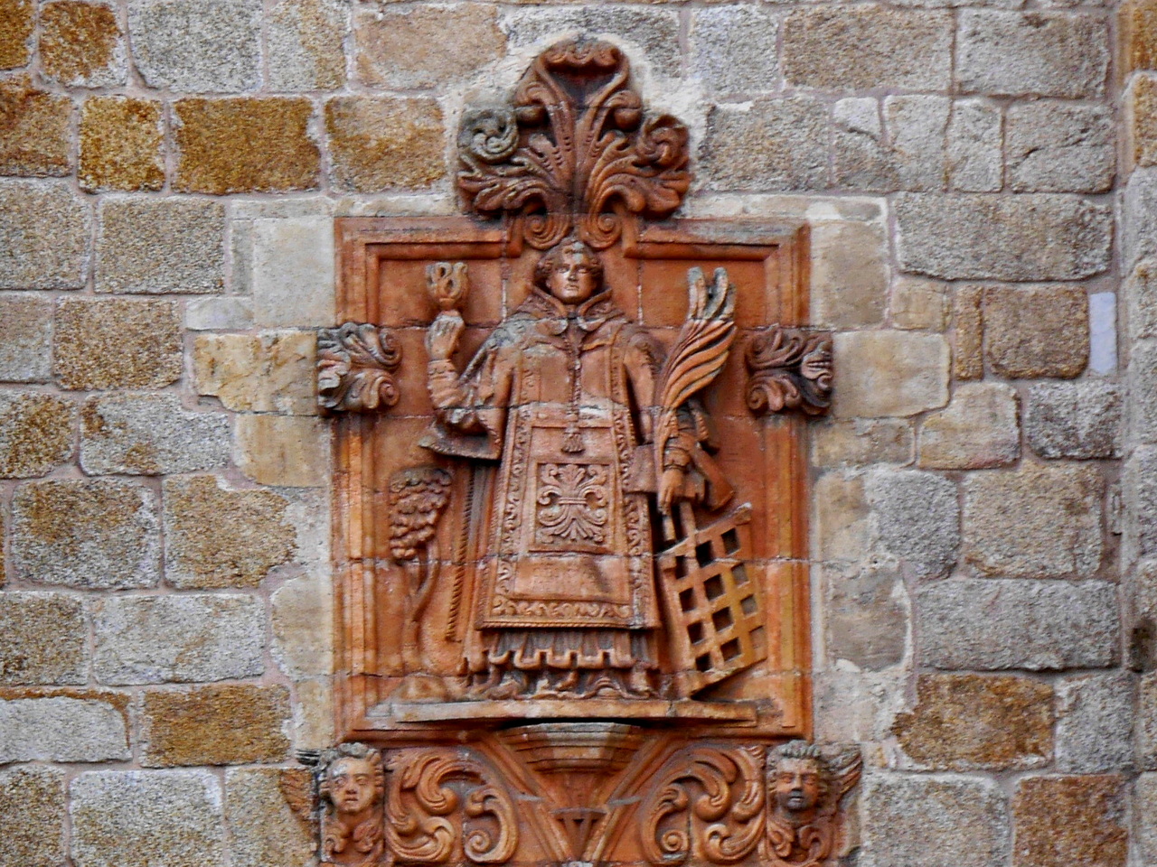 Relief eines Bischofs an der Kathedrale von Mondoñedo