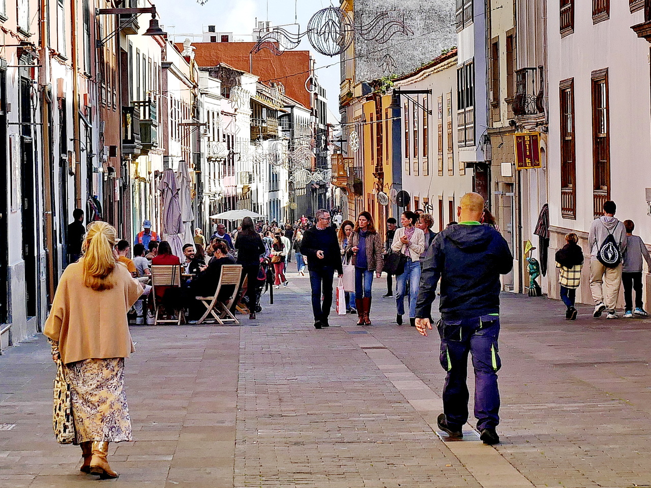 Menschen in der verkehrsberuhigten Altstadt von La Laguna