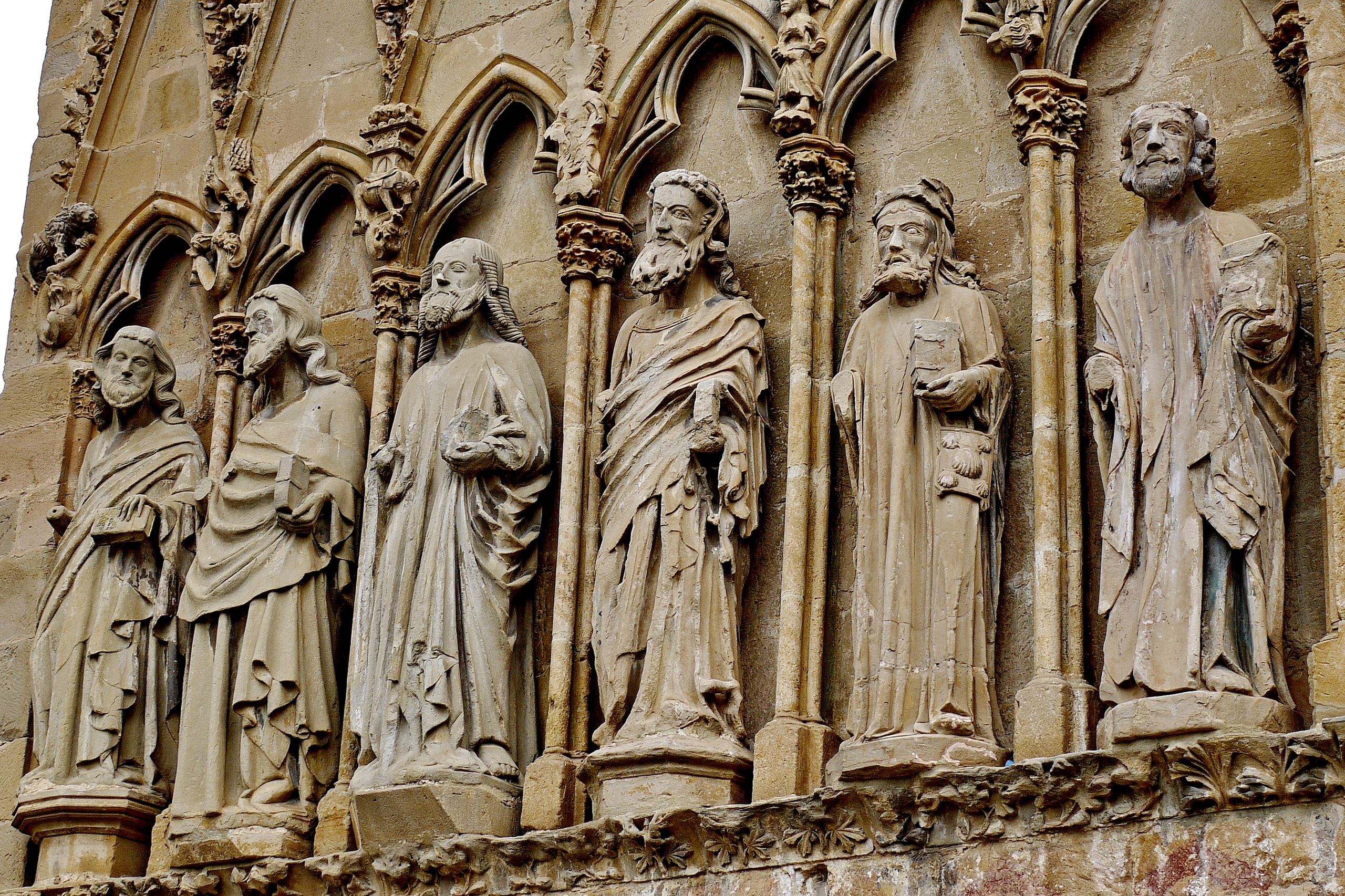 Figuren von sechs Aposteln am Hauptportal der Kirche Santa María in Olite in Navarra